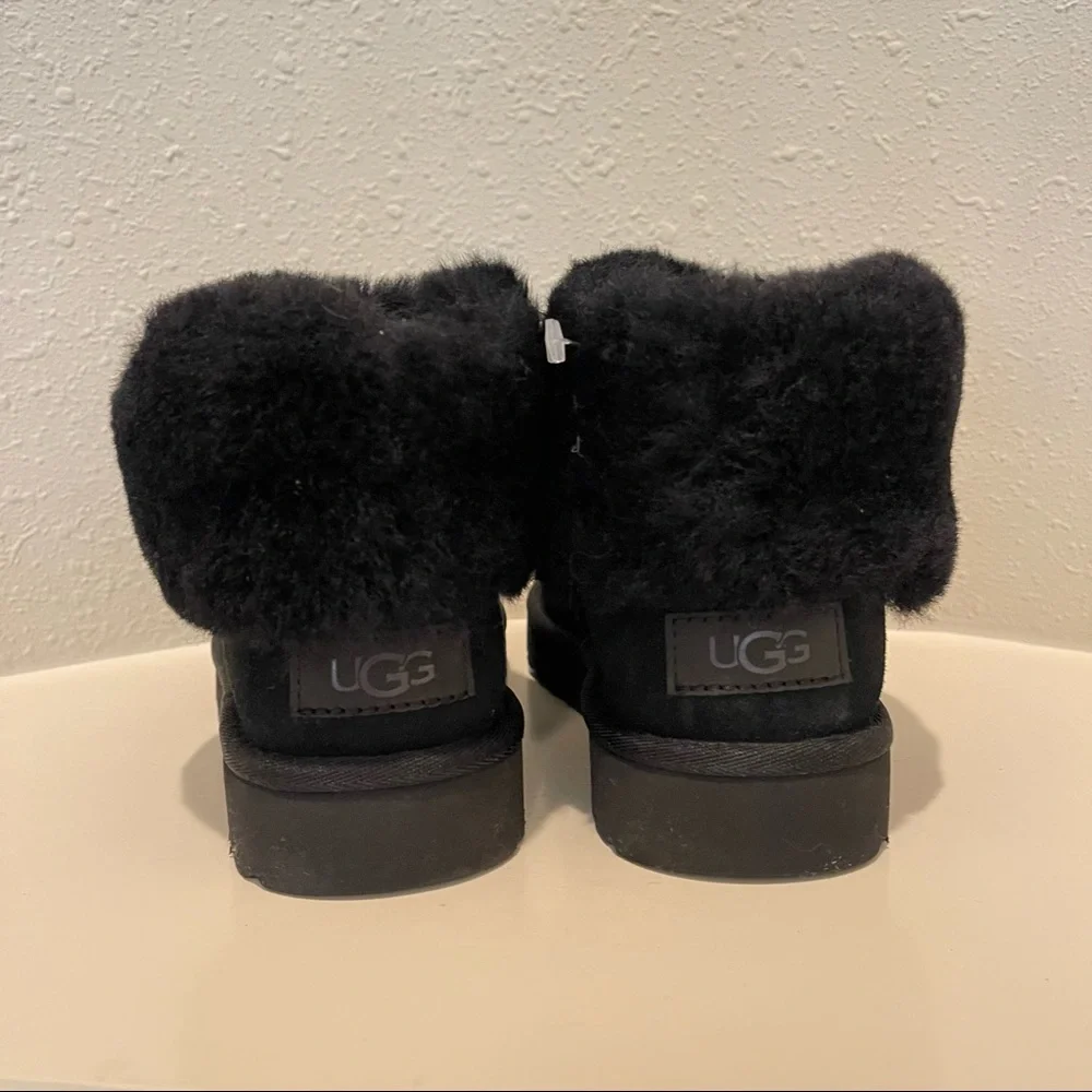 UGG Women’s Short Fluff Black Ankle Boots Size 6 NWT